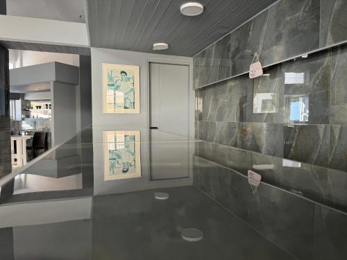 um corredor com uma porta e uma parede de azulejos em Simple Hotel Hersonissos Blue em Hersonissos