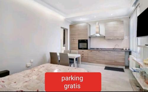 Dapur atau dapur kecil di CASA SANREMO TIZIANO parking gratis spiaggia 15 minuti a piedi