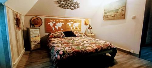 サン・ヴァレリー・シュル・ソンムにあるGite de la Baie des Phoquesのベッドルーム1室(ベッド1台付)