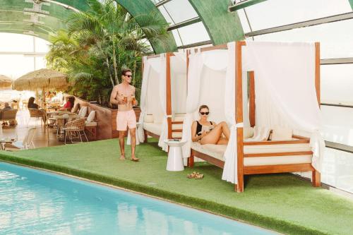 a couple standing next to a pool at a resort at Arrecife Gran Hotel & Spa in Arrecife