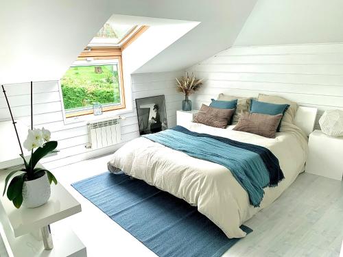 une chambre avec un grand lit avec une couverture bleue dans l'établissement Sky view cinema, piscine, Spa, à Ceyrat