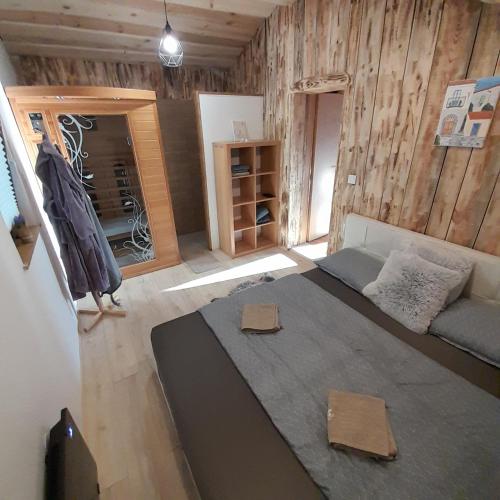 Una sala de estar con una cama grande y un sofá. en Počitniška hiška pri Lipi, en Dramlje