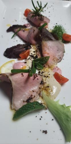 ホテルの敷地内または近くでの食事または食べ物