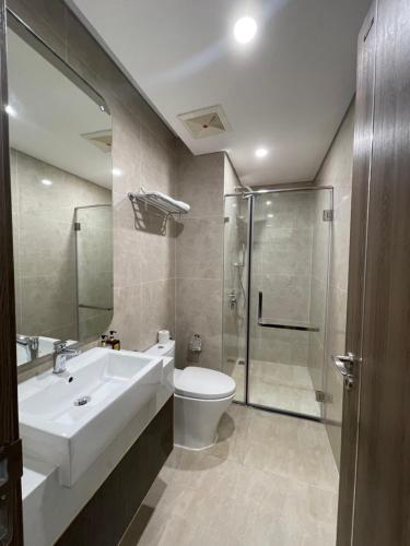 een badkamer met een wastafel, een toilet en een douche bij F’HOUSE CH 2 ngủ 2wc CC Hoàng Huy Commerce, Lê Chân, HP in An Khê
