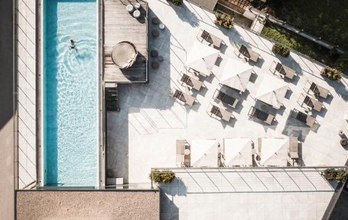een uitzicht over een zwembad op een gebouw bij Excelsior Dolomites Life Resort in San Vigilio Di Marebbe
