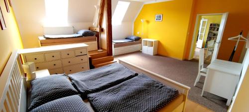 Zimmer mit einem Schlafzimmer mit 2 Betten und einem Spiegel in der Unterkunft Vinařské apartmány in Znojmo