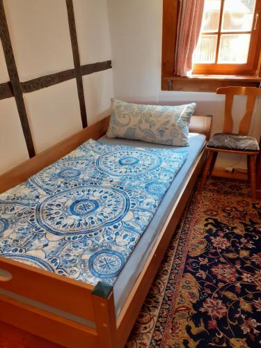 Cama en habitación con edredón azul y blanco en Logis im historischen Burgviertel Bad Wimpfen, en Bad Wimpfen