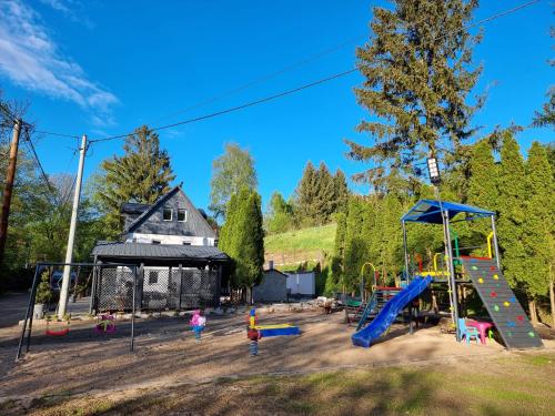 einen Spielplatz mit Kindern auf einer Rutsche in der Unterkunft Apartamenty Salamandra in Kłodzko