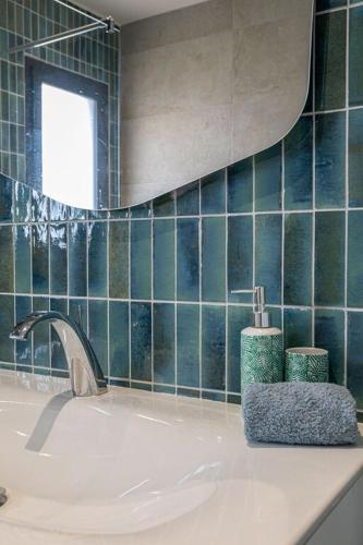 une salle de bain avec un lavabo et un miroir dans l'établissement Villa Mamone Corse 10P seaview and private pool Favone beach 5min, à Conca