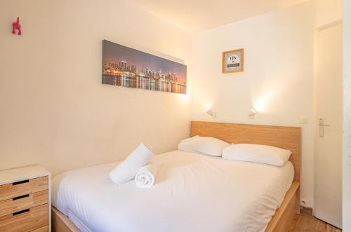 een slaapkamer met 2 bedden en witte lakens bij Apartment Grepon 3A in Chamonix-Mont-Blanc
