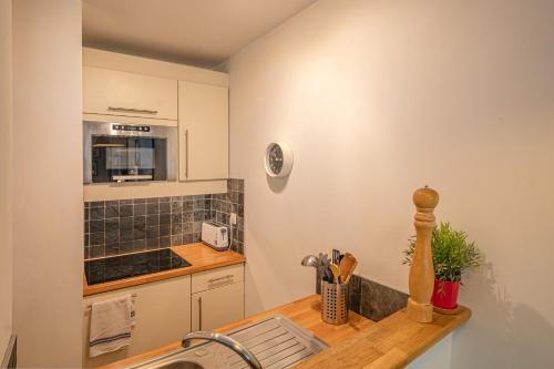 een keuken met een spoelbak en een aanrechtblad bij Apartment Grepon 3A - A Central Chamonix Haven in Chamonix-Mont-Blanc