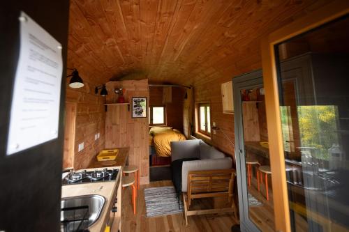 uma cozinha e sala de estar de uma pequena casa em Ferme de Pitoué em Campbon