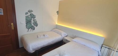 Postel nebo postele na pokoji v ubytování Camino Santiago Inglés Visitar Galicia