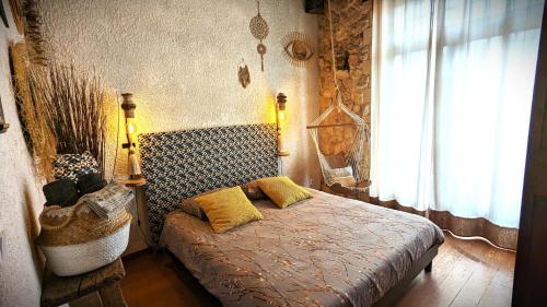 une chambre avec un lit avec des oreillers jaunes dessus dans l'établissement Bordeaux Océan Médoc Maison de charme classée 4 étoiles, à Parempuyre