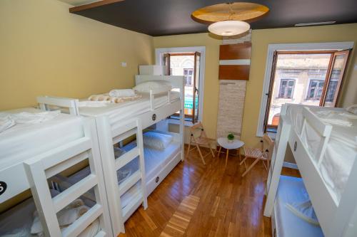 Ein Bett oder Betten in einem Zimmer der Unterkunft Terrace Hostel & Lounge Bar