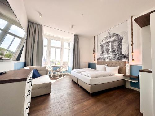 ein Wohnzimmer mit einem Sofa und einem Tisch in der Unterkunft Hotel Rummeni in Borkum