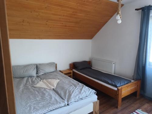 a bed and a bench in a room at Csencsó Vendégház in Ciumani