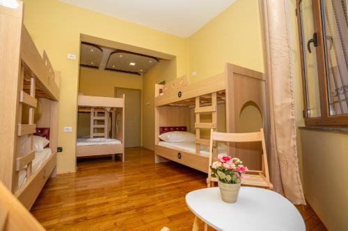Ein Bett oder Betten in einem Zimmer der Unterkunft Terrace Hostel & Lounge Bar