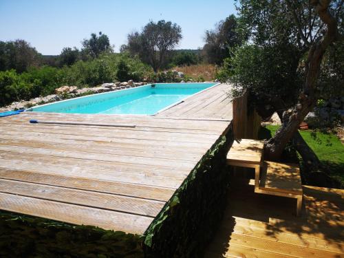 um deque de madeira junto a uma piscina em Azzurrosalento em Marina Serra