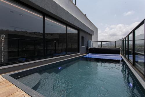 uma piscina na varanda de uma casa em פנטהאוז 2 חדרים עם בריכה וג'קוזי em Haifa