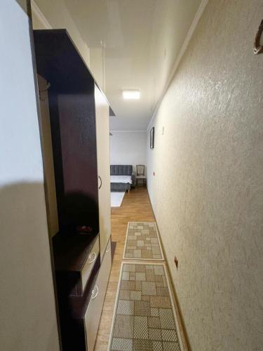 um corredor vazio com um quarto com um corredor em Квартиры рядом с Аэропортом города Алматы em Turksib