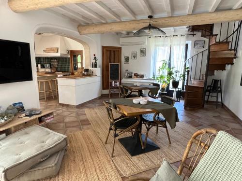 a living room with a table and a kitchen at Hestia in Robion en Luberon