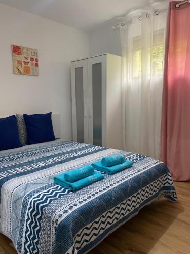 バルセロナにあるNice flat near the beach and Parc del Forumのベッドルーム1室(青い枕のベッド1台付)