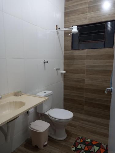 a bathroom with a toilet and a sink at Casa 11 hóspedes Temporada em Ribeirão in Ribeirão Preto