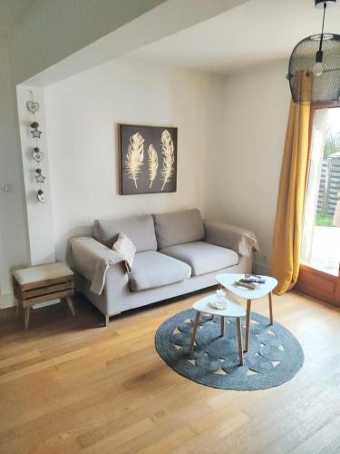 un soggiorno con divano e tavolo di Maison de 2 chambres avec jardin clos et wifi a Vierzon a Vierzon