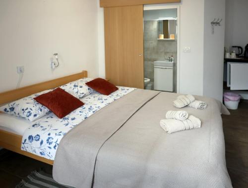 1 dormitorio con 1 cama grande y toallas. en Sant' Elena Room, en Bale