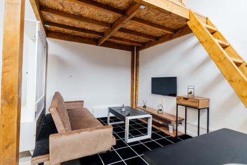 a living room with a couch and a table at Merveilleux studio à côté de Paris et Disney in Neuilly-Plaisance