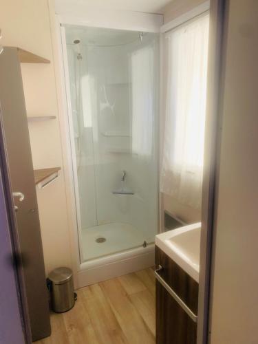 une salle de bain avec douche et lavabo dans l'établissement Mobilhome climatisé, 6 personnes camping les embruns, à Lège-Cap-Ferret