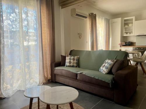 un salon avec un canapé et une table dans l'établissement Praia Bohème, à Mauguio