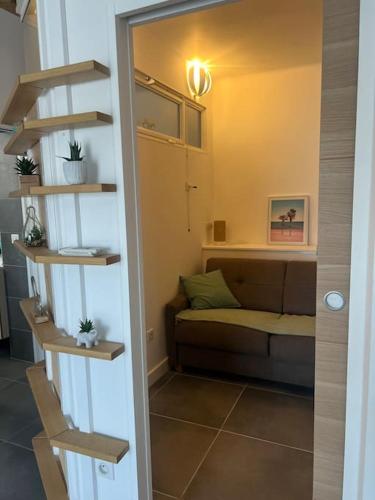 - un salon avec un canapé et un escalier dans l'établissement Praia Bohème, à Mauguio