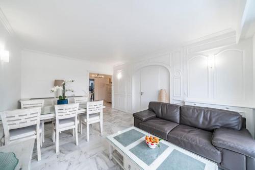 un salon avec un canapé et une table dans l'établissement Cannes superbe appartement renové, à Cannes