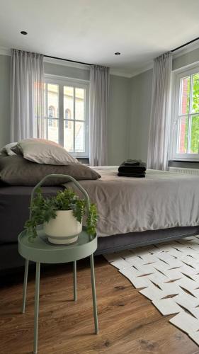 a bedroom with a bed and a table with a potted plant at Schöne Ferienwohnung in Dülmen in Dülmen