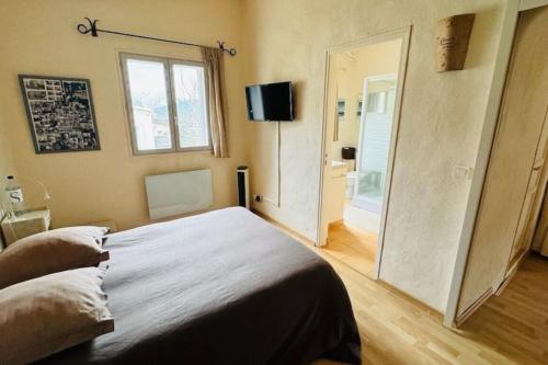 une chambre avec un grand lit et une fenêtre dans l'établissement Maison authentique corse, à Manso