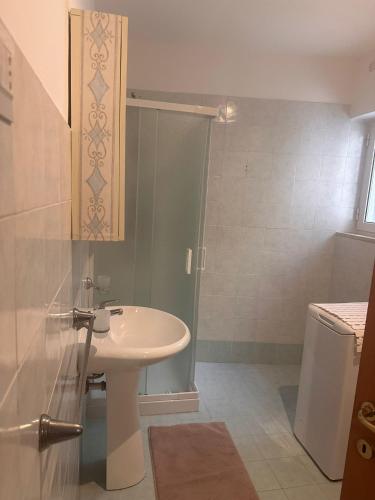 a bathroom with a sink and a shower at La casetta di Ludovica in Siracusa