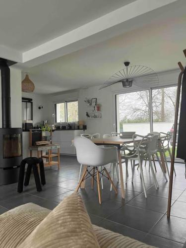 une cuisine et une salle à manger avec une table et des chaises dans l'établissement La Casa Familia à Fontainebleau, à Grez-sur-Loing