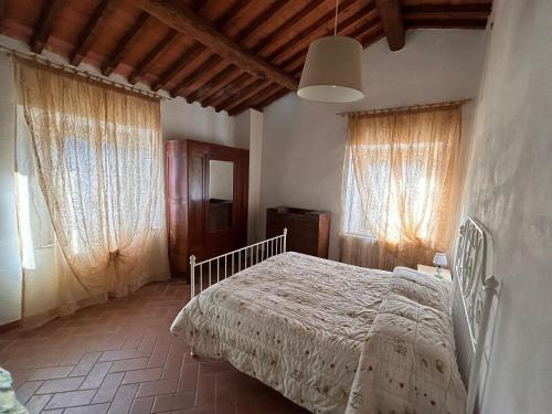 - une chambre avec un lit et 2 grandes fenêtres dans l'établissement La Casa Del Tiglio, à Borgo San Lorenzo
