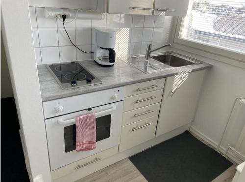 una pequeña cocina con fogones y fregadero en Mini-Studio in Center, en Vaasa