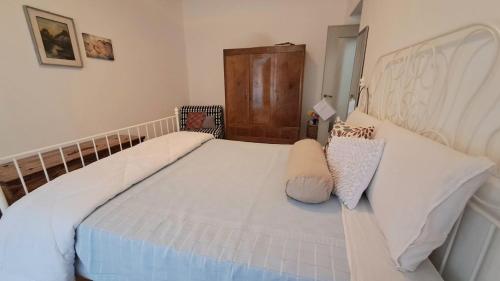 ein Schlafzimmer mit einem großen weißen Bett mit zwei Kissen in der Unterkunft Blue Breeze Apartment in Germignaga