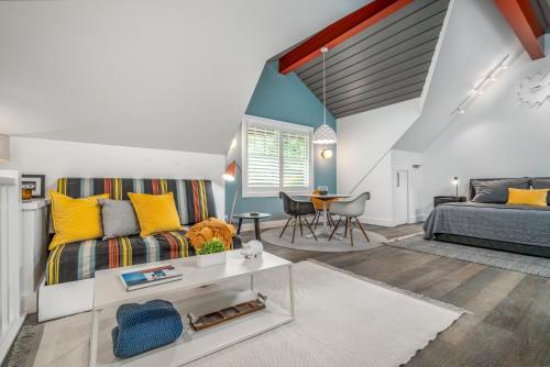 Postel nebo postele na pokoji v ubytování Carriage House - Studio Condo minutes away from downtown Saugatuck!