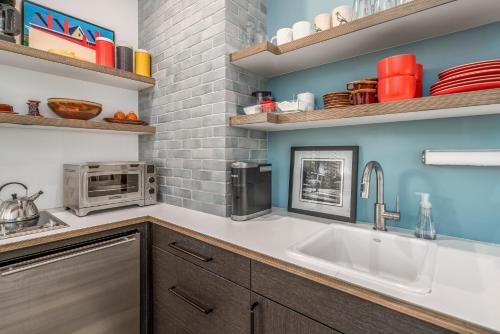 Kuchyň nebo kuchyňský kout v ubytování Carriage House - Studio Condo minutes away from downtown Saugatuck!