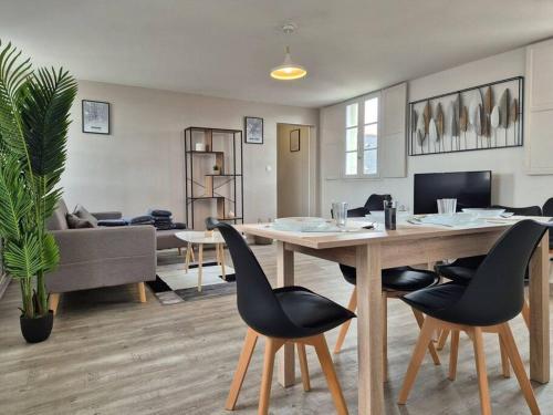 - un salon avec une grande table et des chaises en bois dans l'établissement les carmes, à Angers