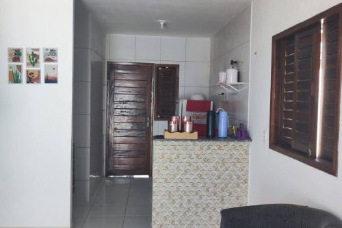 cocina con encimera en una habitación en Hospedagem na Praia de Tibau - RN, en Tibau do Sul