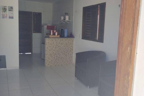 cocina con nevera y encimera en una habitación en Hospedagem na Praia de Tibau - RN, en Tibau do Sul