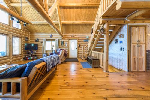 um quarto chalé de madeira com pisos de madeira e escadas em Log cabin- Lake- kayaks- close to South Haven em Paw Paw