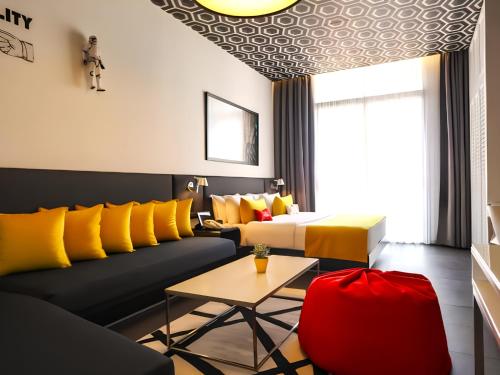 فندق ذا سمولفيل في بيروت: غرفة معيشة مع أريكة وطاولة