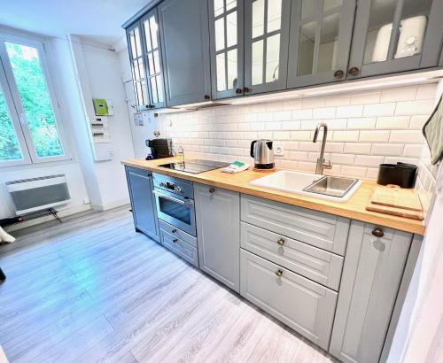 une cuisine avec un évier et un plan de travail dans l'établissement APartHotel Riviera - MAISON ROSSETTI - 1 bedroom - Old Town Promenade des Anglai, à Nice